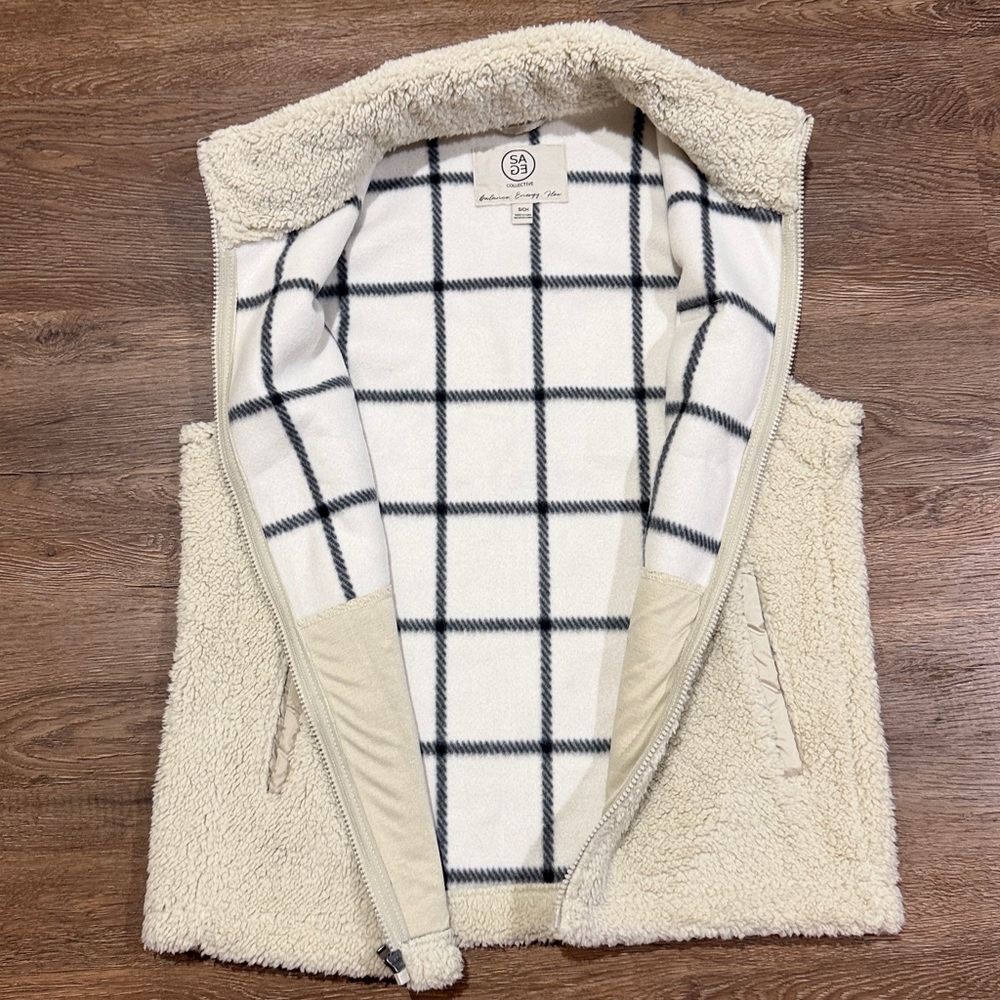 SAGE Collective Women's Cream Sherpa Vest - Picture 5 of 7